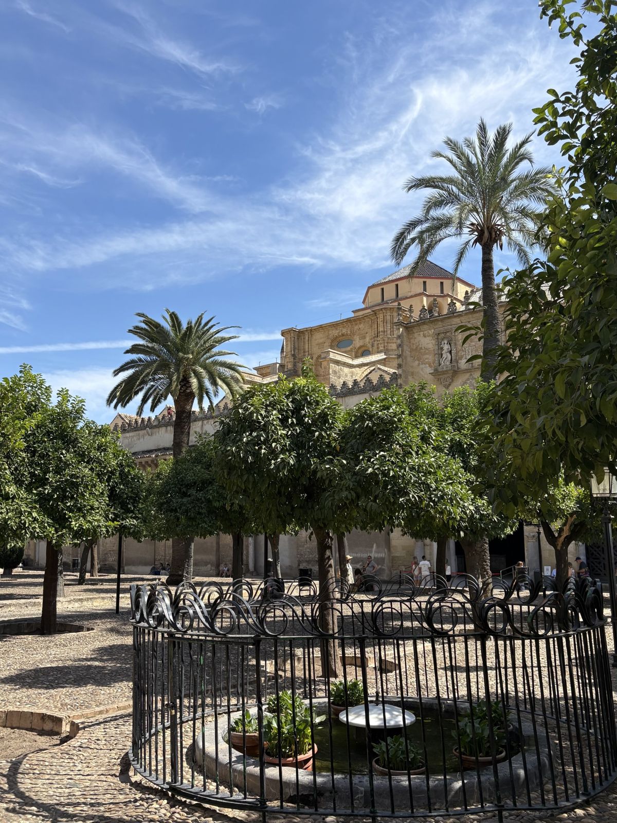 Le patio des Orangers, avec ses palmiers et ses orangers, devant la Mezquita-cathédrale de Cordoue