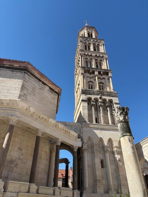 Le campanile de la cathédrale de Split, au-dessus des colonnes antiques du palais