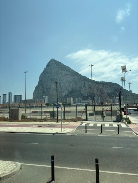 Le rocher de Gibraltar vu depuis la frontière espagnole